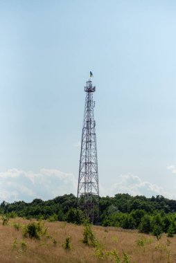 Mavi gökyüzünün arka planında yüksek voltaj kulesi.