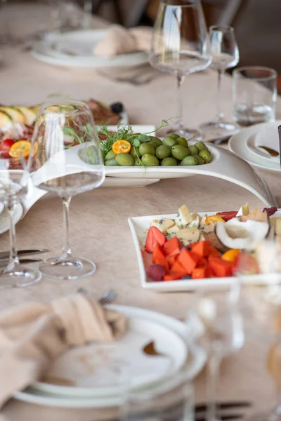 結婚式や夕食時に木のテーブルの上に花や刃物で美しいテーブルセッティング — ストック写真