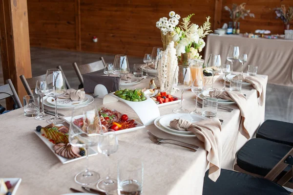 Schöne Tischdekoration Mit Blumen Und Besteck Auf Holztisch Bei Hochzeit — Stockfoto