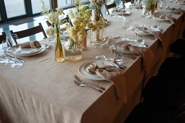 結婚式や夕食時に木のテーブルの上に花や刃物で美しいテーブルセッティング — ストック写真