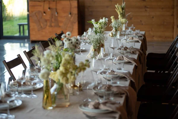 Stock image beautiful table setting with flowers and cutlery on wooden table at wedding or dinner