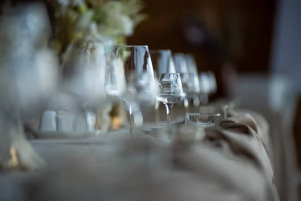 Krásný Stůl Květinami Příbory Dřevěném Stole Svatbě Nebo Večeři — Stock fotografie