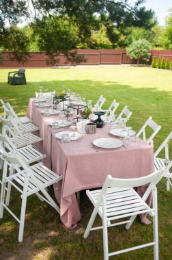 sandalyeli ve masalı masa