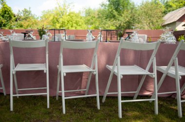 Sandalyeli düğün masası dekorasyonu