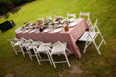 Düğün günü çiçekler ve mumlarla birlikte düğün masası..