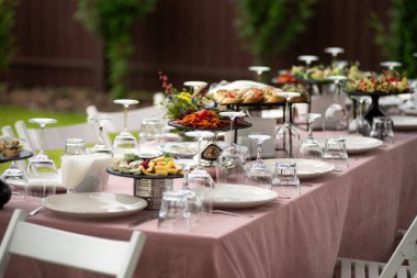 Düğün için hazırlanmış bir masa ya da başka bir akşam yemeği..