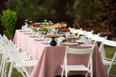 Restoranda çiçeklerle servis edilen bir masa. düğün masası.