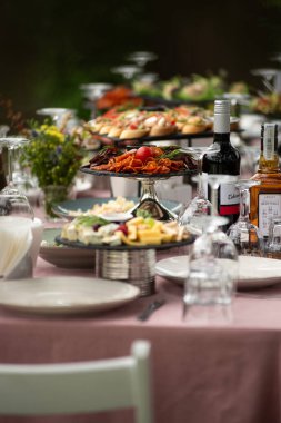 Yaz bahçesinde servis edilen masa.