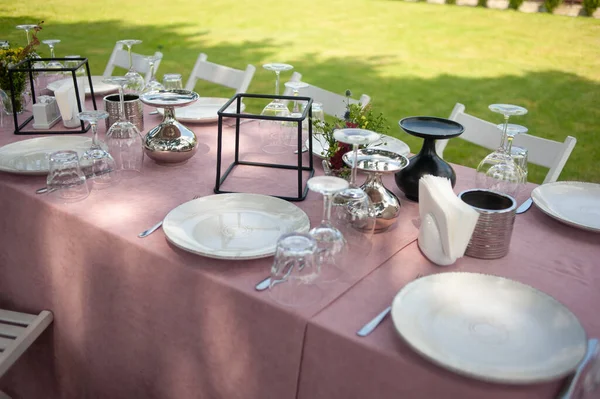 Schöner Tisch Mit Blumen Und Dekorationen Für Die Hochzeit — Stockfoto
