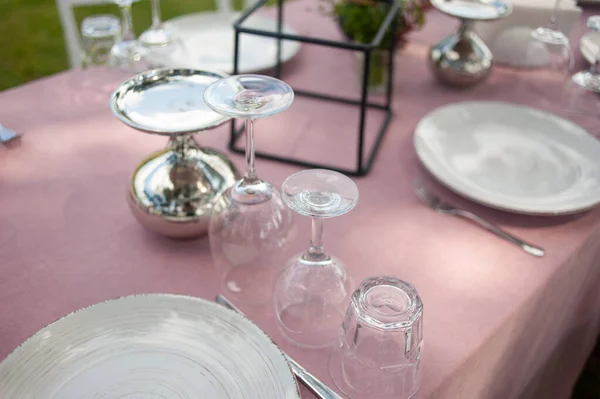 Ein Tisch Mit Weißen Tischdecken Tellern Gläsern Und Einem Glas — Stockfoto