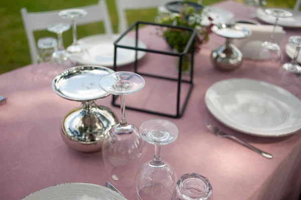 Tisch Mit Blumen Und Kerzen — Stockfoto