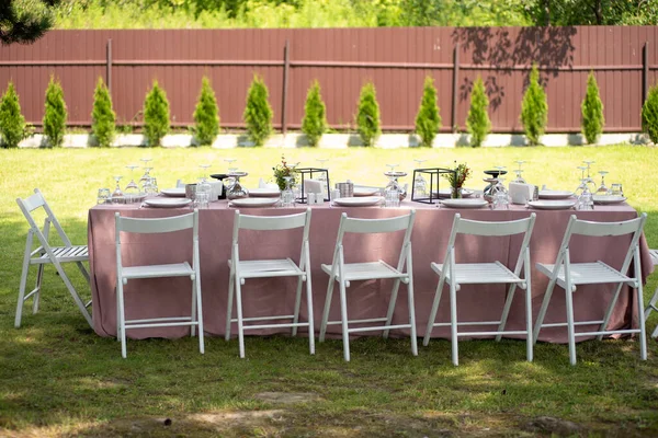 庭での結婚式のテーブルセッティング — ストック写真