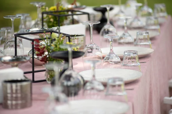 Svatební Set Květinami Svíčkami Restauraci — Stock fotografie