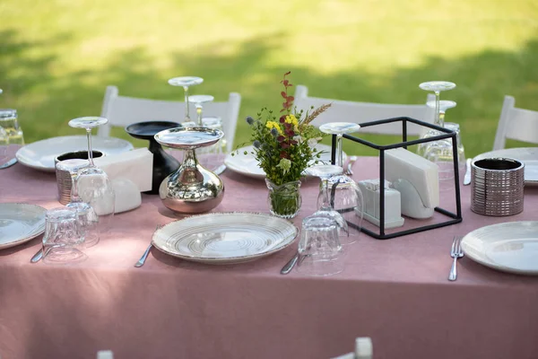 안경과 꽃으로 식사를위한 테이블 테이블 — 스톡 사진