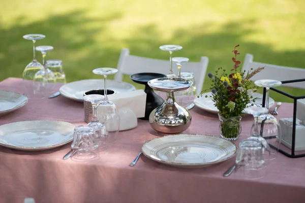 Hochzeitstisch Gedeckt Hochzeitstisch Mit Gläsern Blumen Und Besteck Auf Dem — Stockfoto