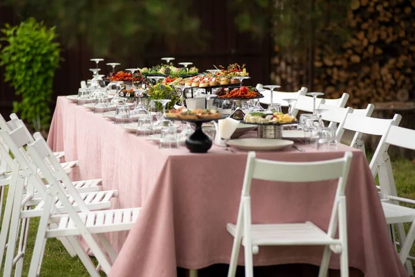 Gyönyörű Asztal Beállítás Virágokkal Harapnivalókkal Esküvői Recepción — Stock Fotó