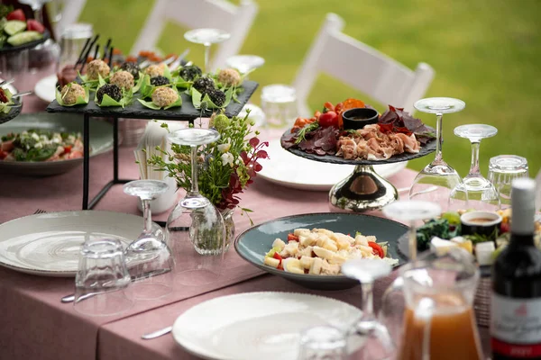 Tisch Mit Verschiedenen Snacks Für Die Hochzeit — Stockfoto