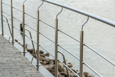 Sahildeki metal çitler.