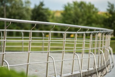 Parkın arka planında metal çit