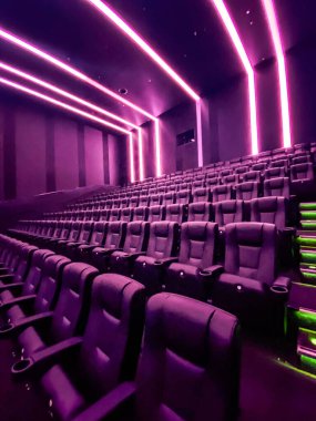 Boş sinema. Boş sinema salonu. Festivaller ve film sunumları için modern sinema. İç dizayn. Çevrimiçi sinema kavramı.