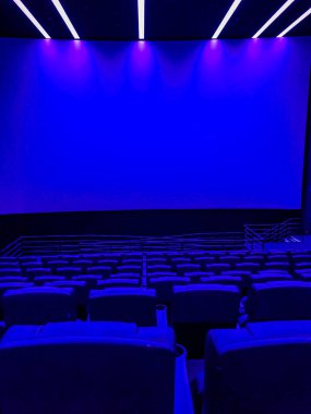 Boş sinema. Boş sinema salonu. Festivaller ve film sunumları için modern sinema. İç dizayn. Çevrimiçi sinema kavramı.