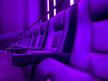 Boş sinema. Boş sinema salonu. Festivaller ve film sunumları için modern sinema. İç dizayn. Çevrimiçi sinema kavramı.