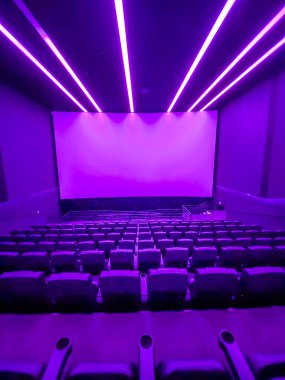 Boş sinema. Boş sinema salonu. Festivaller ve film sunumları için modern sinema. İç dizayn. Çevrimiçi sinema kavramı.