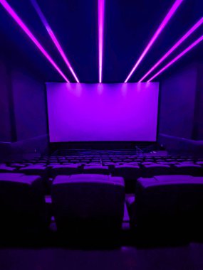 Boş sinema. Boş sinema salonu. Festivaller ve film sunumları için modern sinema. İç dizayn. Çevrimiçi sinema kavramı.