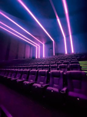 Boş sinema. Boş sinema salonu. Festivaller ve film sunumları için modern sinema. İç dizayn. Çevrimiçi sinema kavramı.