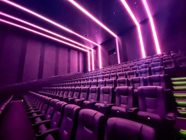 Boş sinema. Boş sinema salonu. Festivaller ve film sunumları için modern sinema. İç dizayn. Çevrimiçi sinema kavramı.