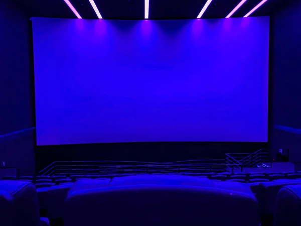 空っぽの映画館 空っぽの映画館 フェスティバルや映画のプレゼンテーションのための現代映画館 インテリアデザイン オンライン映画コンセプト — ストック写真