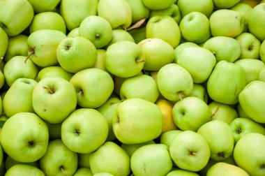 pazarda yeşil elmalar
