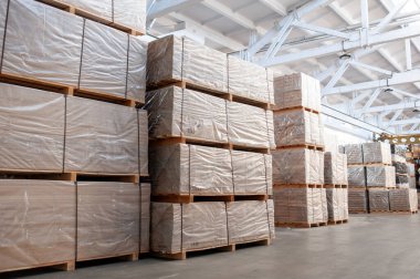 Depoda kutu yığını