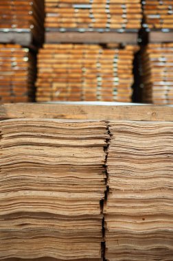 Tahtalar ahşap şeklinde istiflenir. Yapı konsepti, ahşap..