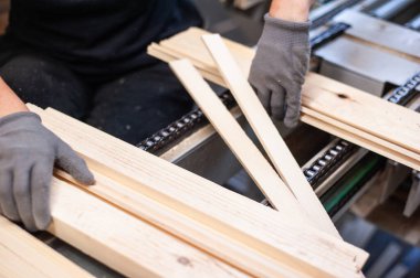 Ahşap bir atölyede dairesel çerçeve kullanarak işçilere yakın çekim, seçici odaklanma. yüksek kaliteli fotoğraf