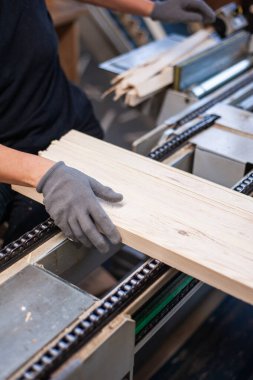 Bir atölyede çalışan marangoz.