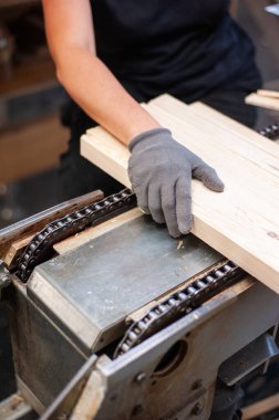 Marangoz dairesel testere ile ahşap üzerinde çalışıyor..