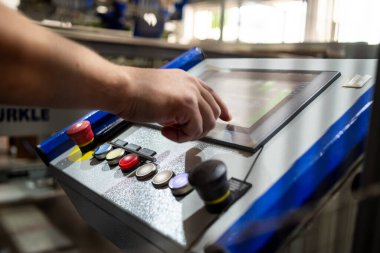 yakın çekim - tornavida kullanan bir adamın elleri