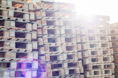 Deponun üzerine istiflenmiş kutular.