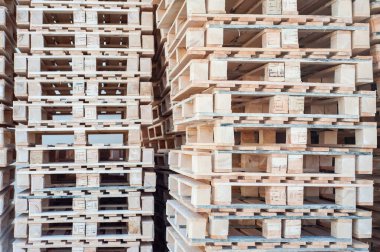 Depoda ahşap palet.