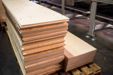 bir depoda ahşap Komiteler.