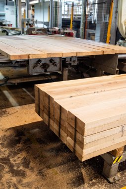 Çok sayıda kerestesi olan büyük bir tahta.