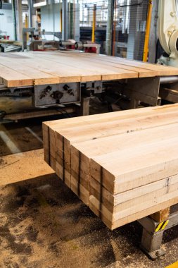 Tahta üretimi. tahta tahtalar.