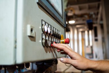 Elinde kontrol paneli olan bir fabrika işçisi. sanayi fabrikası.