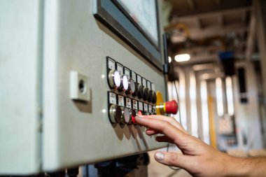 Fabrikadaki klimayı kontrol eden bir işçi.