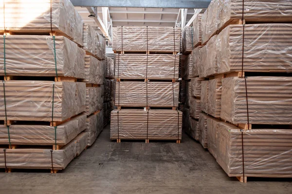 Tahta kutularla dolu bir depo.