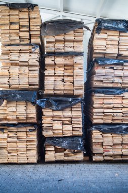Bir depoya istiflenmiş paletler.