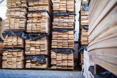 Dükkandaki ahşap paletler.