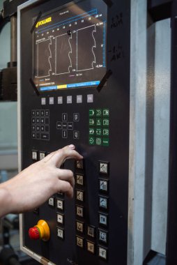 Endüstriyel fabrikada mühendis