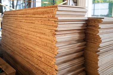 Bir yığın odun. Ahşap endüstrisi. Tahta kütüklerin hazırlanması ve işlenmesi. Modern teknoloji